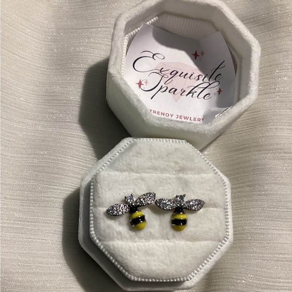 🐝Sparkly Adorable SilverTone Petite Bumblebee Post Back Stud Earrin - Picture 7 of 14